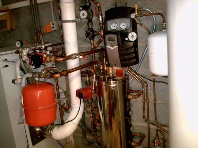 Raccordement et installation d'une chaudière à condensation par un plombier professionnel à Rennes